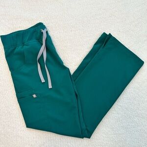 FIGS Kade Cargo Scrub Pants size small.